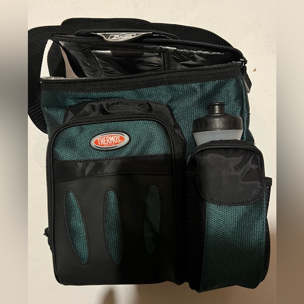 Lunch box With multiple pockets